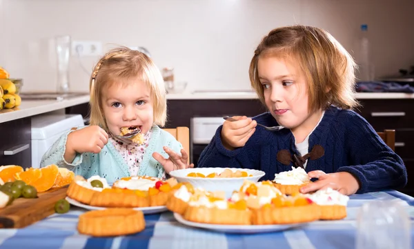 Niños masticando pasteles — Foto de Stock