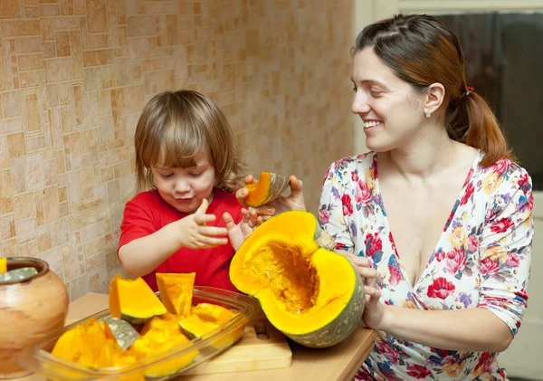 Счастливая мать с девочкой повара — стоковое фото