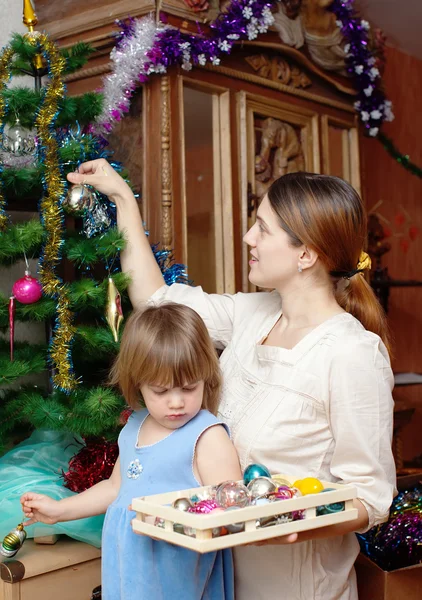 Mutter und Baby bereiten sich auf Weihnachten vor — Stockfoto