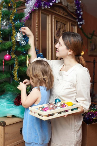 Chica y madre cerca del árbol de Navidad — Foto de Stock