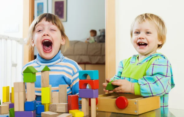おもちゃのブロックを持つ感情的な兄弟 — ストック写真