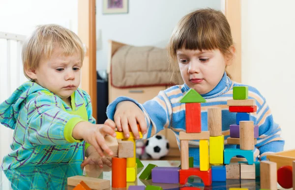 Kinderen spelen met houten blokken — Stockfoto