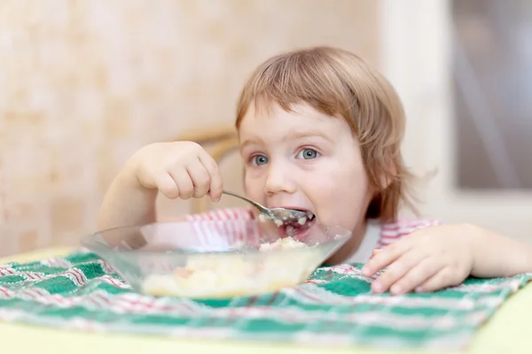 Çocuk kaşık ile eats — Stok fotoğraf