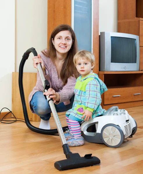 Mor med barn städning hem — Stockfoto