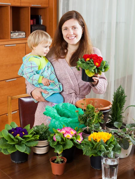 Mor och barn med blommande växter — Stockfoto