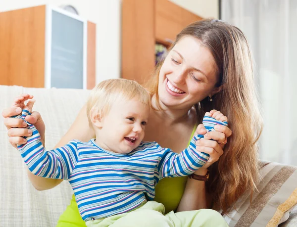 Glad kvinna med småbarn på soffa — Stockfoto