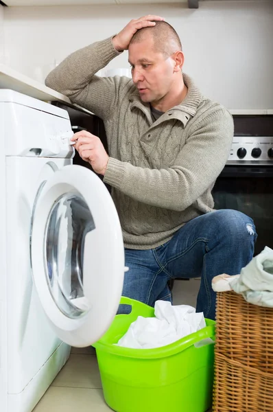 Man doing laundry — Stock Photo, Image