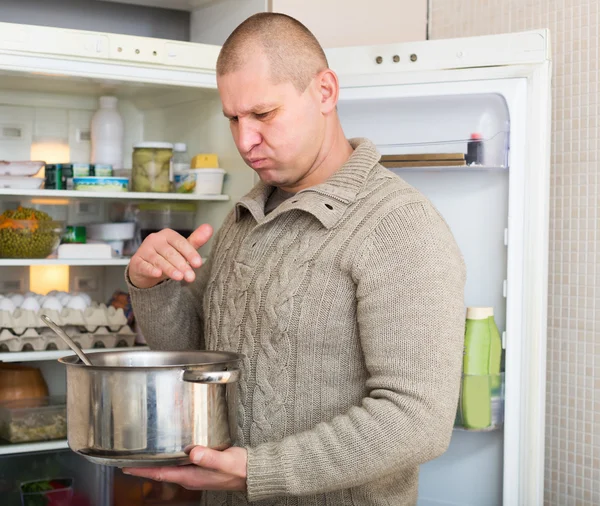 Hombre sosteniendo comida asquerosa — Foto de Stock