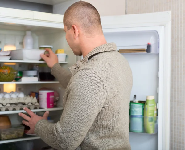 Uomo alla ricerca di cibo in congelatore — Foto Stock