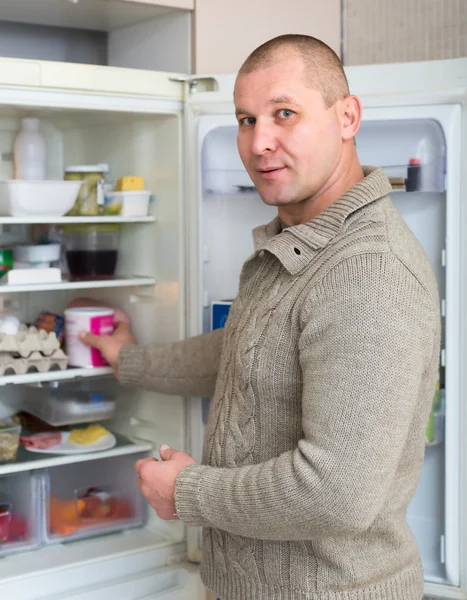 Man ta mat från kylskåpet — Stockfoto