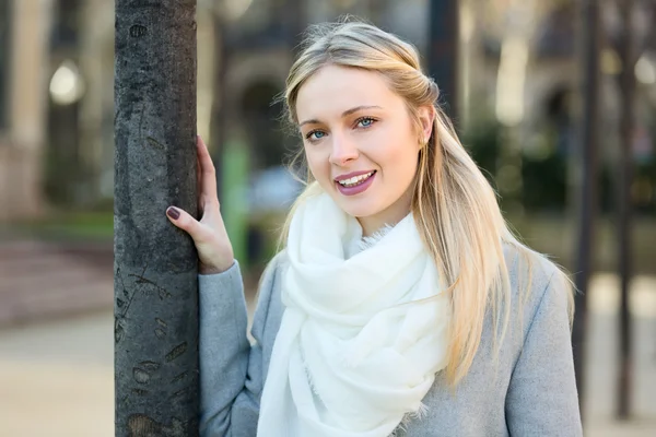 Hermosa rubia posando cerca del árbol —  Fotos de Stock