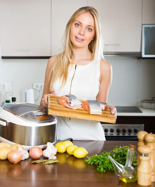 Çoklu pişiriciyle yemek pişiren kadın — Stok fotoğraf