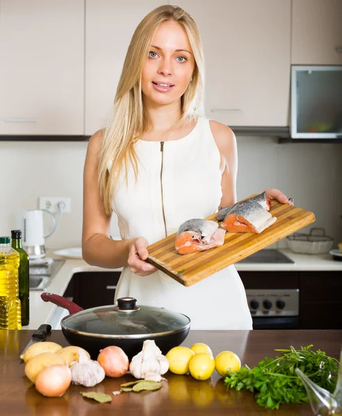 Housewife cooking from salmon — Stock Photo, Image