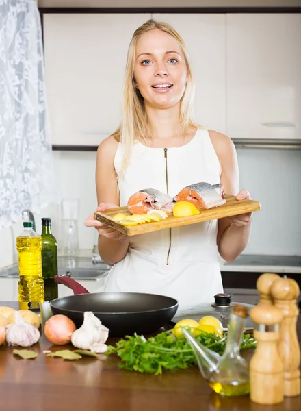 Mooie vrouw met zalm — Stockfoto