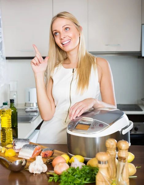 Donna cucina con multicooker — Foto Stock