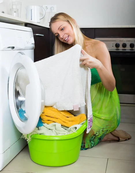 Menina usando máquina de lavar roupa — Fotografia de Stock