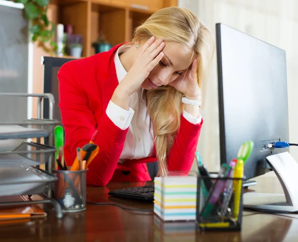 Fille travaillant au bureau — Photo