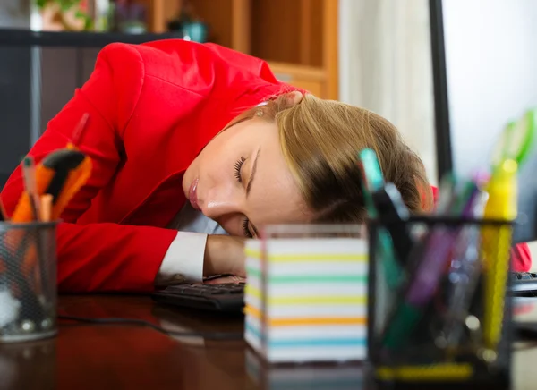 Trött affärskvinna sova på skrivbord — Stockfoto