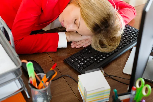 Businesswoman sleeping at office desk — Stock Photo, Image