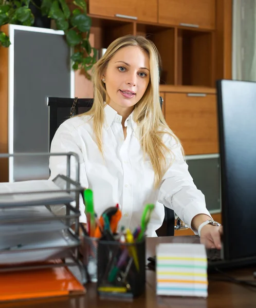 Affärskvinna med dokument och dator — Stockfoto