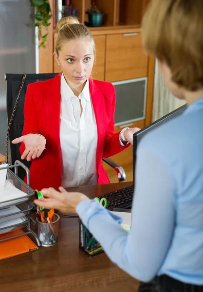 Businesswoman conversation with collegue — Stock Photo, Image