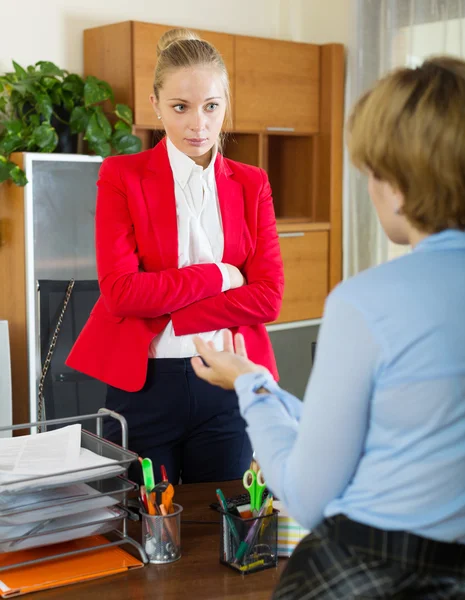 Conversación de mujer de negocios con collegue — Foto de Stock