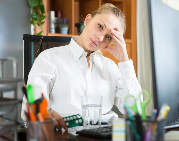 Girl with flue and pills — Stock Photo, Image