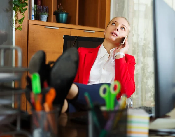 Kobieta o rozmawianie przez telefon — Zdjęcie stockowe