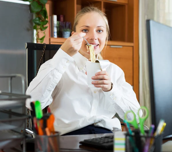 Junge Geschäftsfrau beim schnellen Mittagessen — Stockfoto