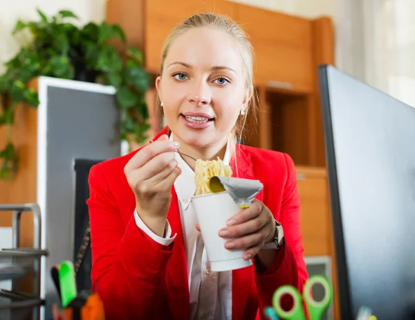 Blondes Mädchen beim schnellen Frühstück — Stockfoto