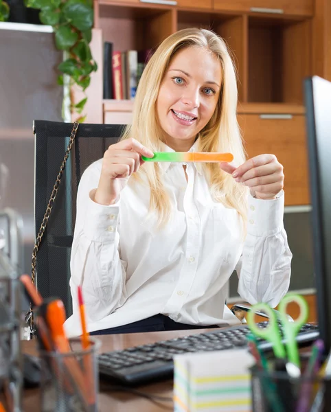 Frau macht Maniküre im Büro — Stockfoto