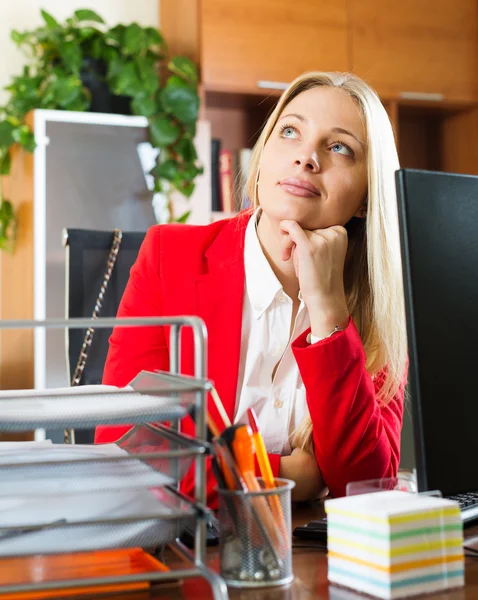 Empresaria sentada en escritorio de la oficina —  Fotos de Stock