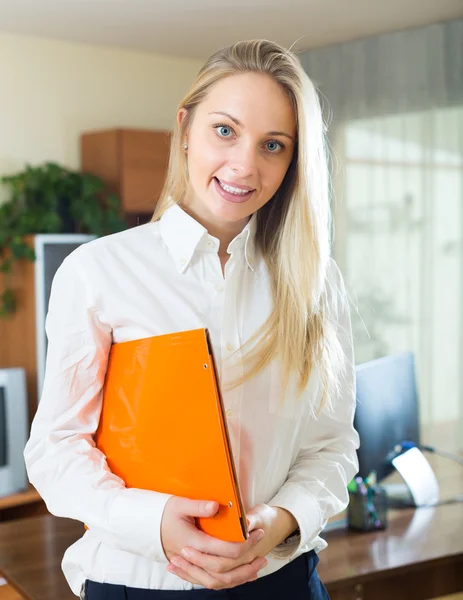 Jeune femme d'affaires en fonction — Photo