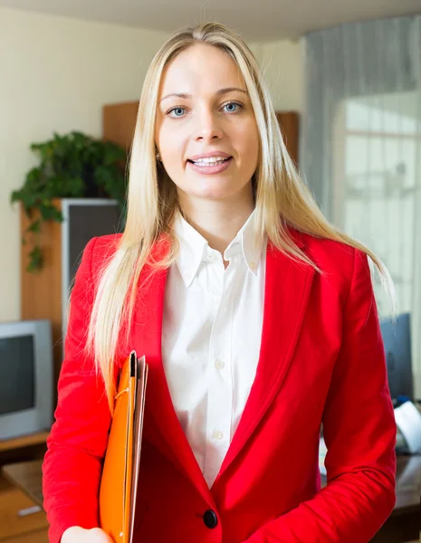 Młoda bizneswoman w biurze — Zdjęcie stockowe