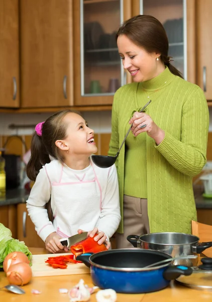 Mutter mit Tochter kocht in Küche — Stockfoto