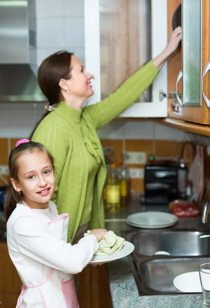Tochter und Mutter spülen Geschirr — Stockfoto
