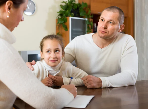 Triste familia que tiene problemas financieros — Foto de Stock