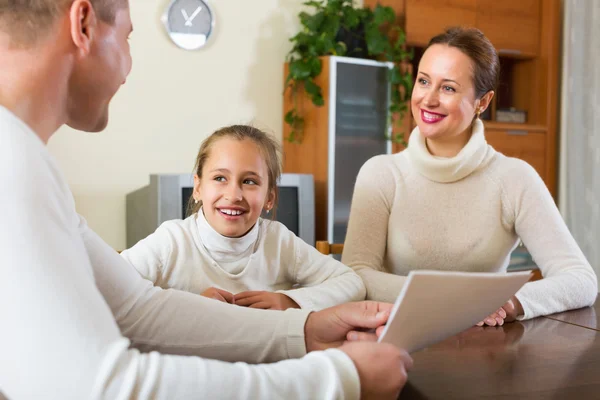 Padre e hija responden preguntas — Foto de Stock