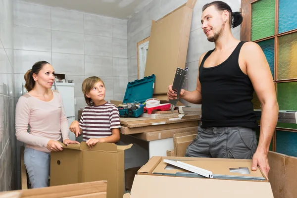 Family unpack boxes — Stock Photo, Image