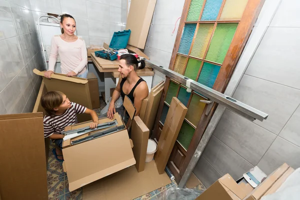 Familie verpakking dingen — Stockfoto