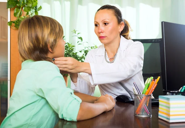 Doctor checking thyroid of teenager — Stock Photo, Image