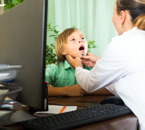 Doctor checking thyroid of teenager — Stock Photo, Image