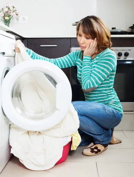 Vrouw bij de wasmachine — Stockfoto