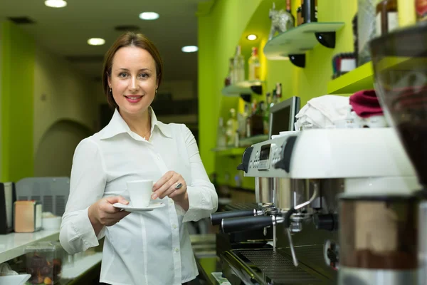 Barista-Mädchen kocht Kaffee im Café — Stockfoto