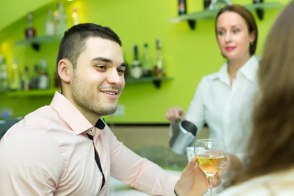 Pareja con vino en el bar —  Fotos de Stock