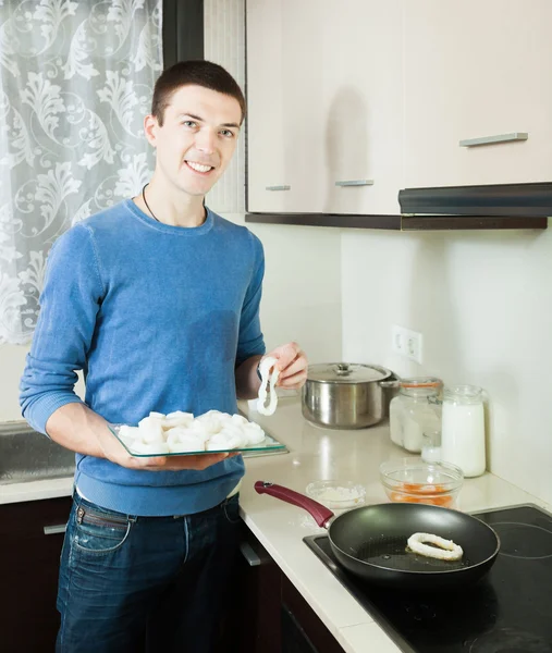 Guy cooking squid rings — Stock Photo, Image