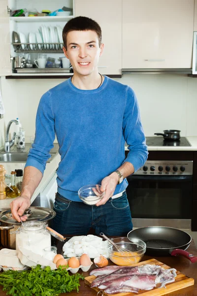 Jongen koken calamares — Stockfoto