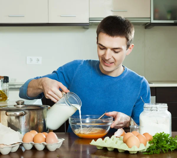 Man pouring milk in bowl — Stock Photo, Image