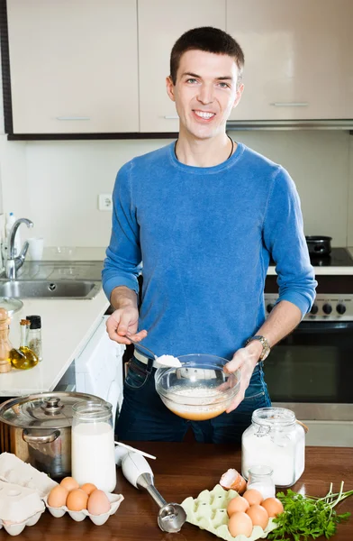 Homem sorrindo omlet cozinhar — Fotografia de Stock