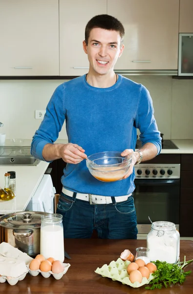 Hombre cocinando huevos — Foto de Stock